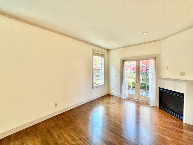 Building Photo - Gorgeous townhome with Space Needle, Mt Ra...