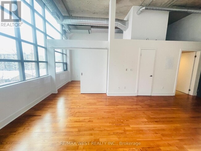 Building Photo - 637 Lake Shore Blvd W