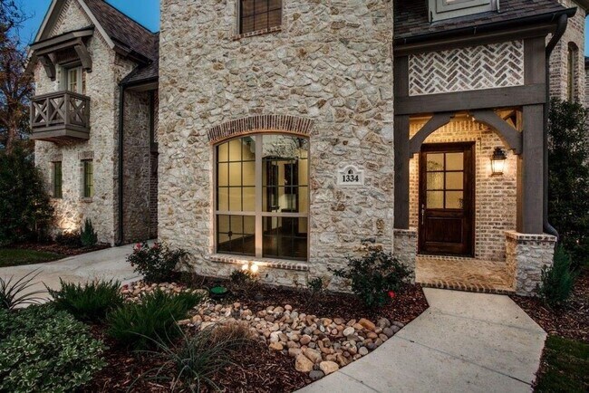 Building Photo - A Beautiful custom house in a full of natu...