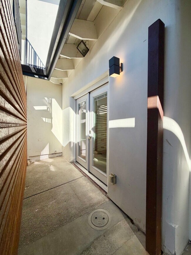 Building Photo - CLA1047