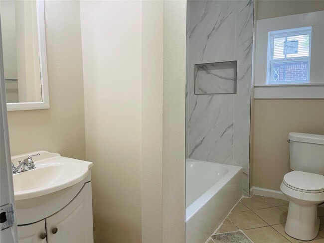 Building Photo - 2422 Eagle St