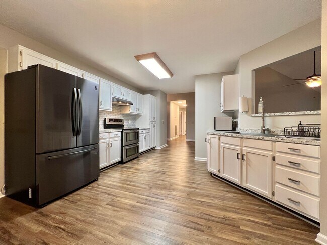 Building Photo - 3 Bed, 2 Bath Home w/ 2 Car Garage w/ Fenc...