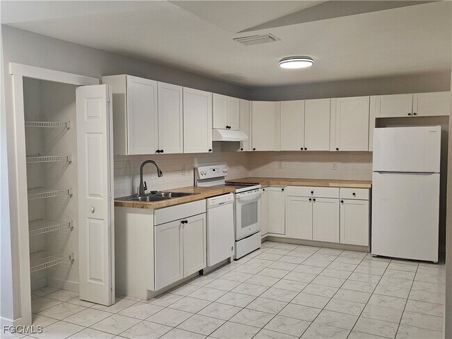 Foto del edificio - 743 Hightower Ave S