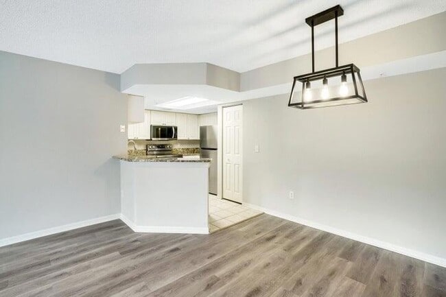 Building Photo - 1700 Crestwood Ct S