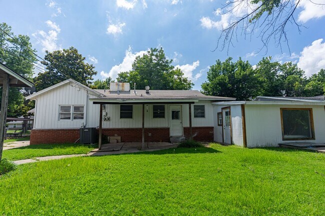 Building Photo - Redmond Duplex