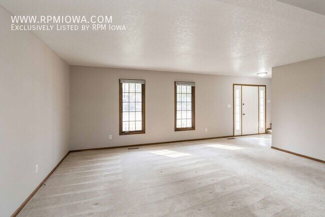 Building Photo - PRIVATE BACKYARD!! 4 Bedroom, 2.5 Bath Hom...