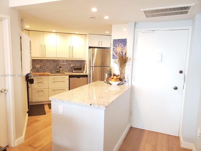 Building Photo - 801 Brickell Bay Dr