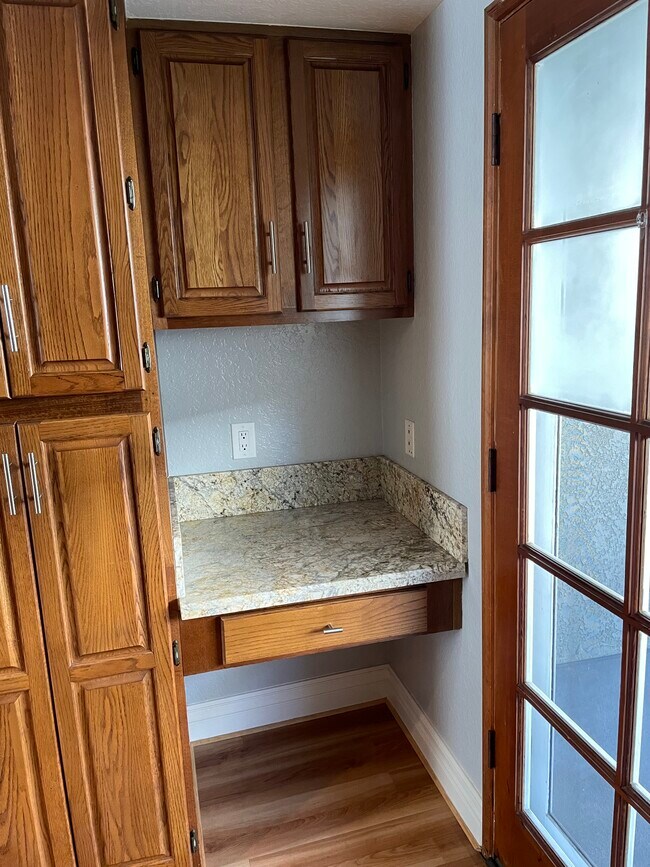 Kitchen w/ built in desk - 2419 Vanderbilt Ln
