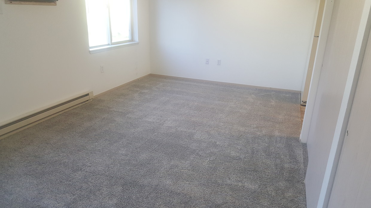 Large Living Space - 6711 N Cedar Rd