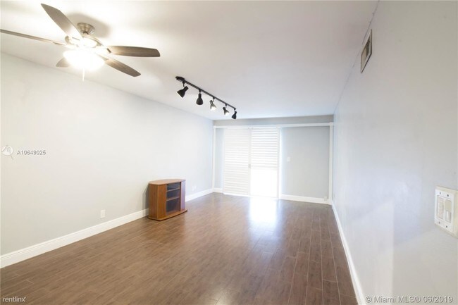Building Photo - 2 br, 2 bath  - Village Square Condo