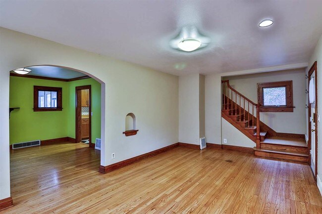 Building Photo - 606 W Lakeside St
