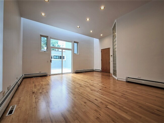 Foto del edificio - 1013 W Armitage Ave