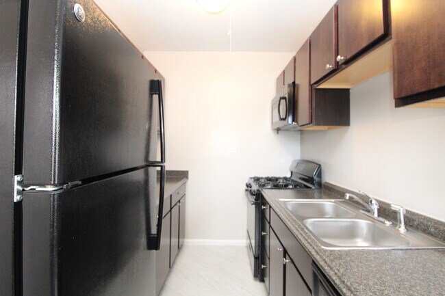 Building Photo - 3935 W Diversey Ave