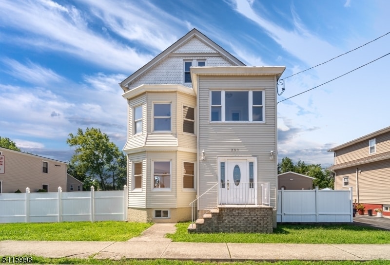 Primary Photo - 357 Clinton St