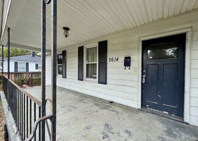 Foto del edificio - Available now. Totally remodeled 3 BR/2 BA...