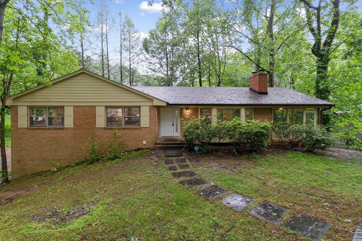 Foto principal - Large home on corner lot in Chesterbrook W...