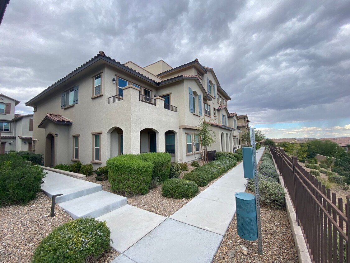 Primary Photo - *BEAUTIFUL MOVE IN READY SPLIT LEVEL TOWNH...
