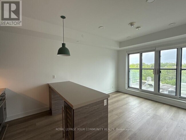 Building Photo - 484 Spadina Ave.