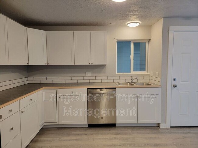 Building Photo - 627 3rd St