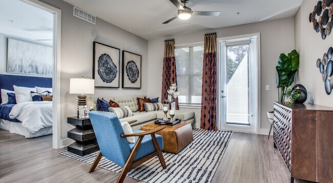 Foto del edificio - This Studio Should Have Been A Mansion