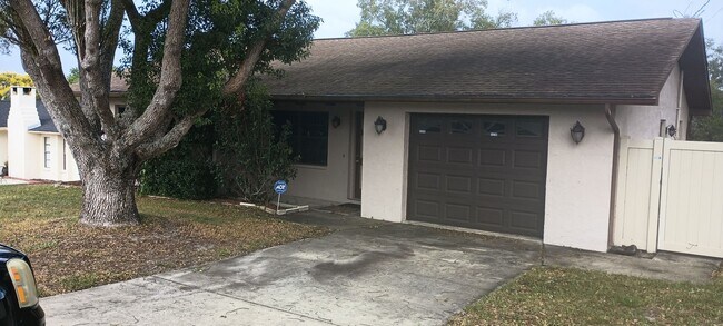 Foto del edificio - Beautiful 2 bedroom 2 bathroom house 1 car...