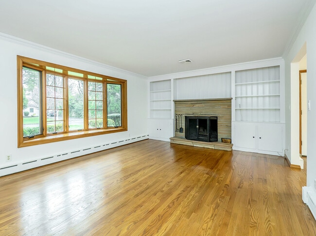 Building Photo - 17 Beechwood Dr