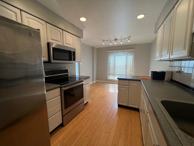 Building Photo - 919 Putnam Blvd