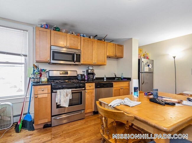 Building Photo - 44 Hillside St