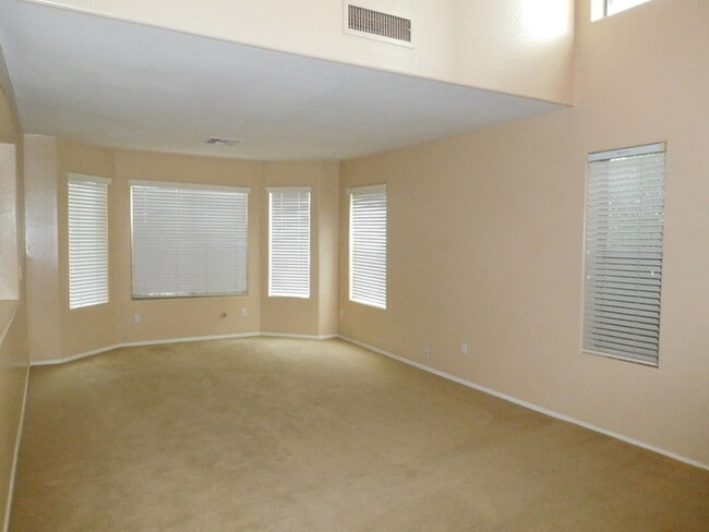 Foto del edificio - Coming soon!! Huge 2700 SFT, Golf-view Com...
