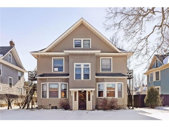 Building Photo - 1862 Roblyn Ave
