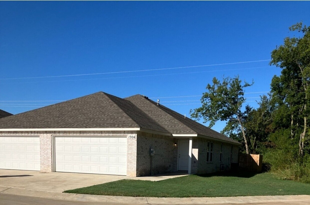 Primary Photo - 3 bed 2 bath 2 car garage with fenced yard...