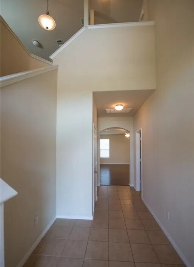 Building Photo - 3403 Cricklewood Dr