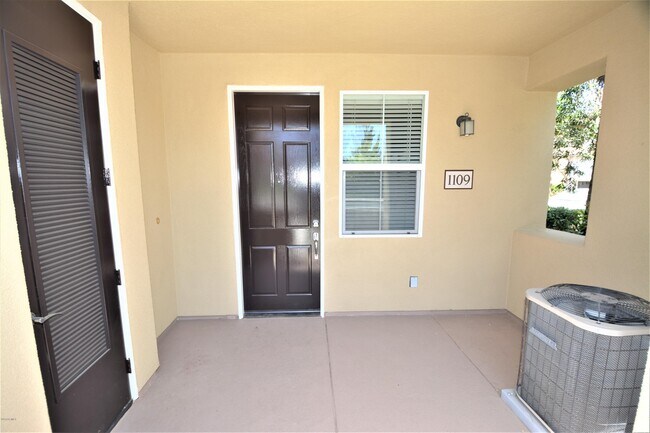 Foto del edificio - 290 Riverdale Ct