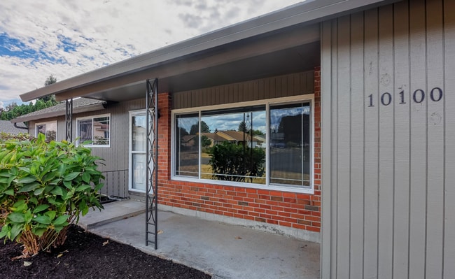 Building Photo - Lake Shore 3 Bedroom- Single Level!