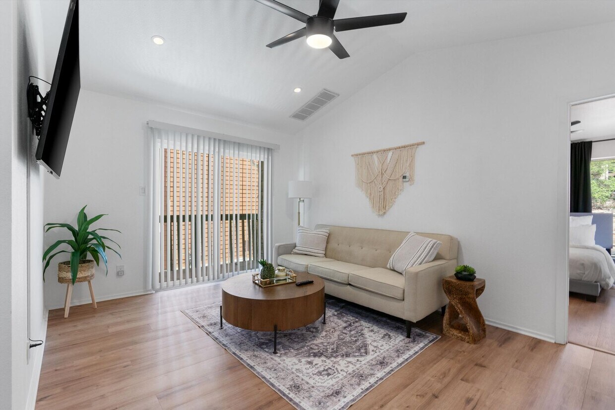 Foto principal - Perfectly Located 1-Bedroom Condo For Lease