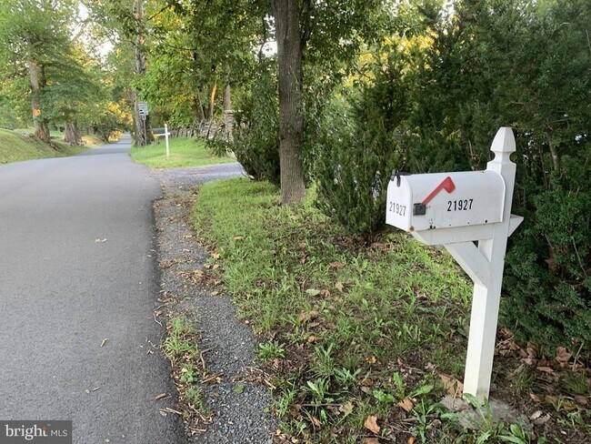 Foto del edificio - 21927 Foxcroft Rd