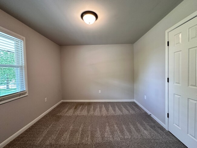 Building Photo - The Lofts at Winchester! 2 BR, 1 Bath, Off-Street Parking, Small Pets Ok!