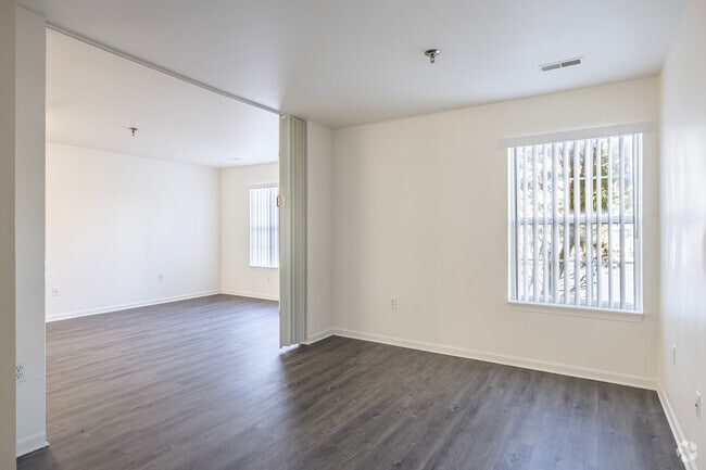 1BD, 1BA - 846SF - Den - Lynden Parke