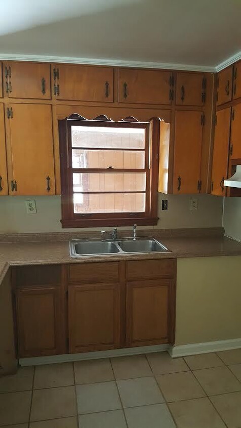 Building Photo - 3 Bedroom brick ranch Home