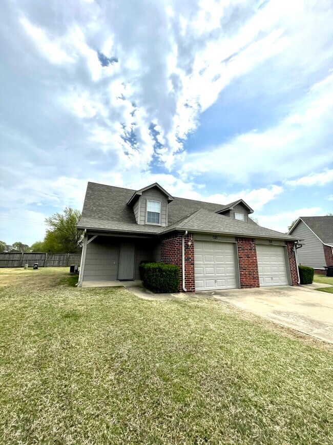Building Photo - 2917 Creekside Dr