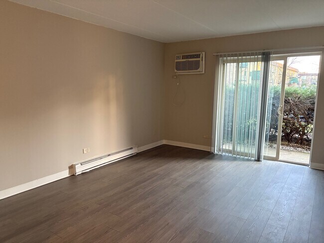 Foto del edificio - 230 Springhill Dr