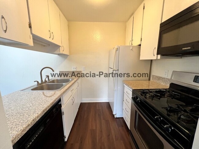 Building Photo - One Bedroom Townhouse