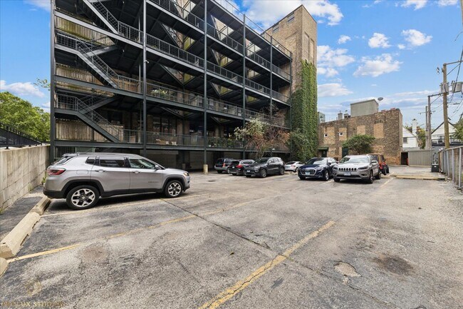 Foto del edificio - 1720 N Marshfield Ave