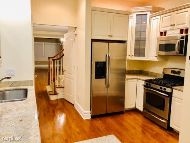 Building Photo - 3 br, 3.5 bath Townhome - 82 E Putnam Ave