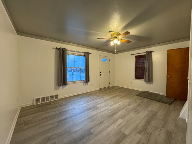 Foto del edificio - 1403 E Maxlow Ave