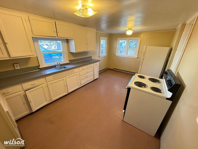 Building Photo - Cozy 2-Bedroom Unit Near Milroy Park & Gar...