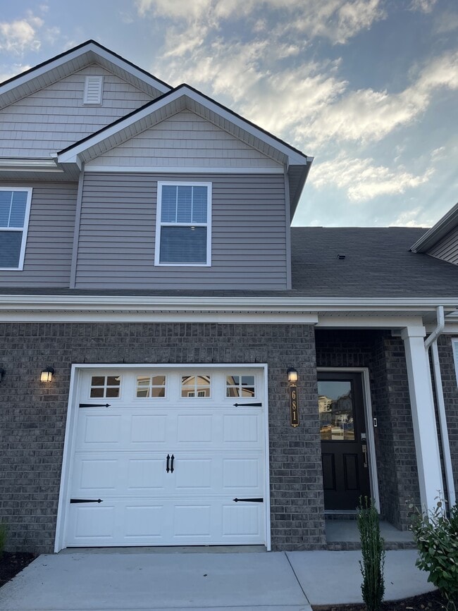 Building Photo - 681 Birdie Dr