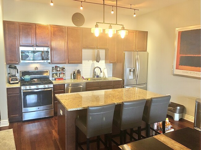 Foto del edificio - 3300 W Irving Park Rd