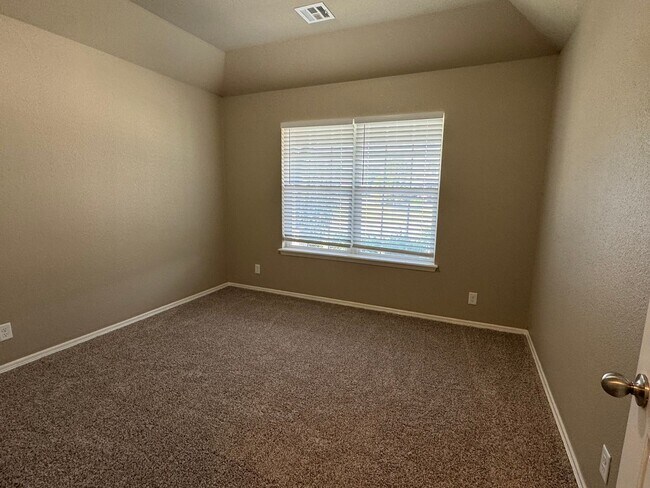 Foto del edificio - 4 bed, 2 bath, 3 car garage!