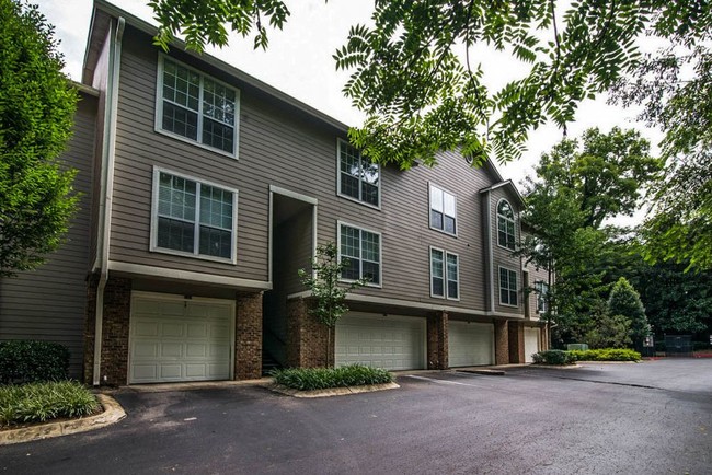 Building Photo - Perfect Green Hills Condo